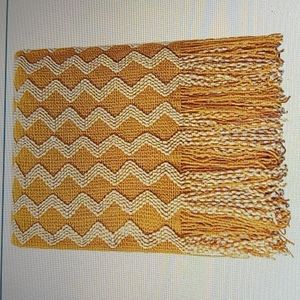 Absolutely gorgeous soft knit cozy throw blanket. NWT!